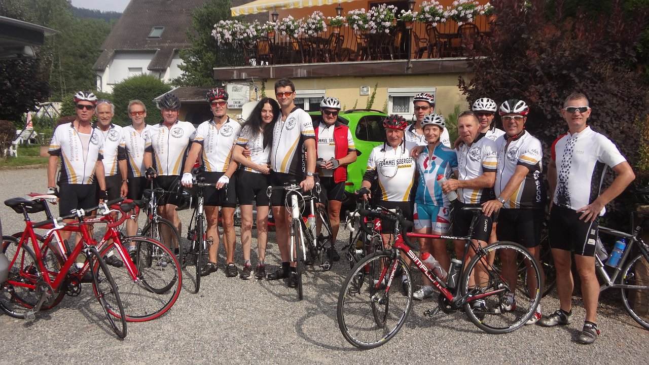 Gruppenbild vor dem Hotel.jpg